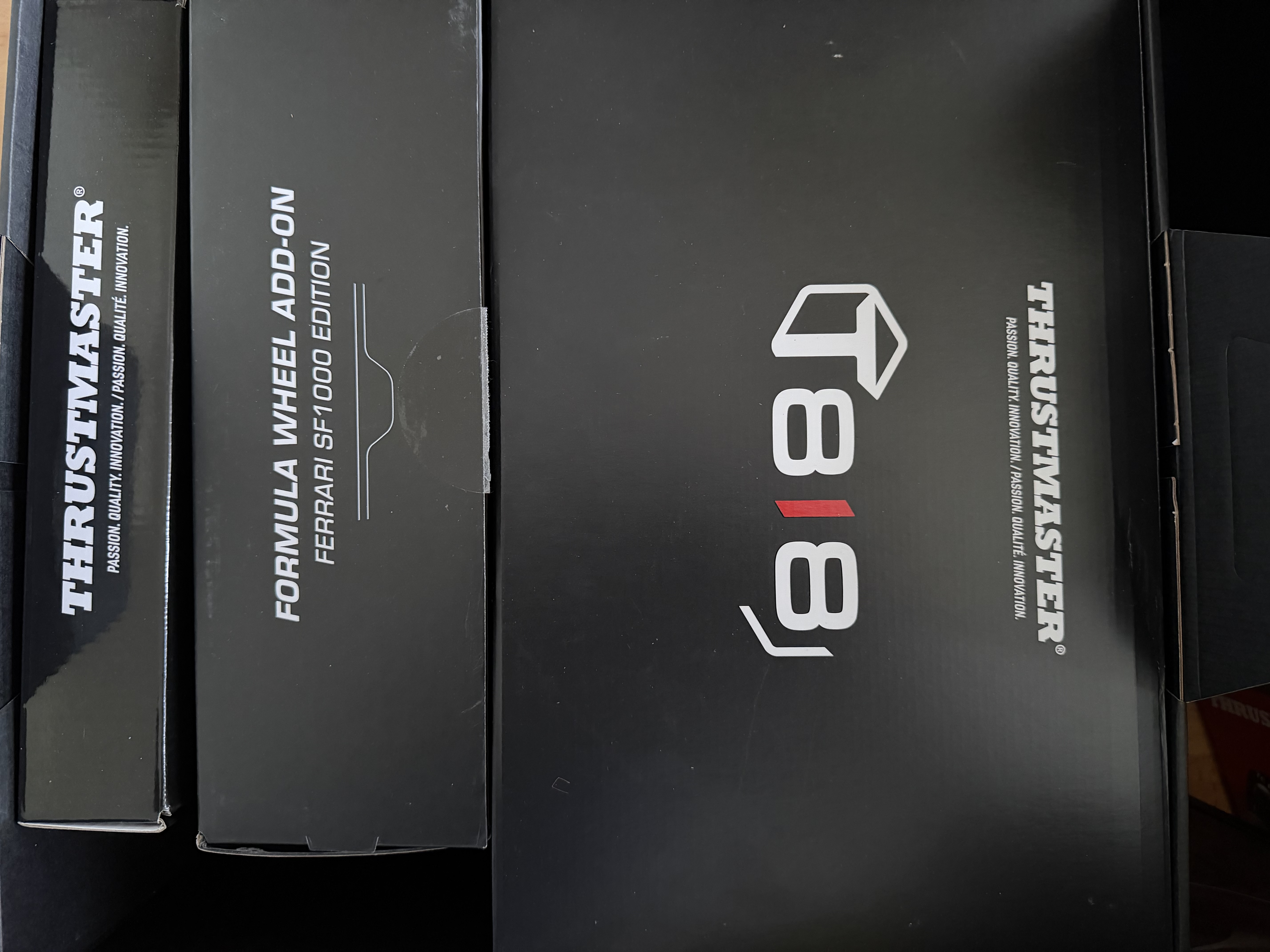 Thrustmaster T818 Ferrari  SF1000 Simulator und 2 weitere Wheels