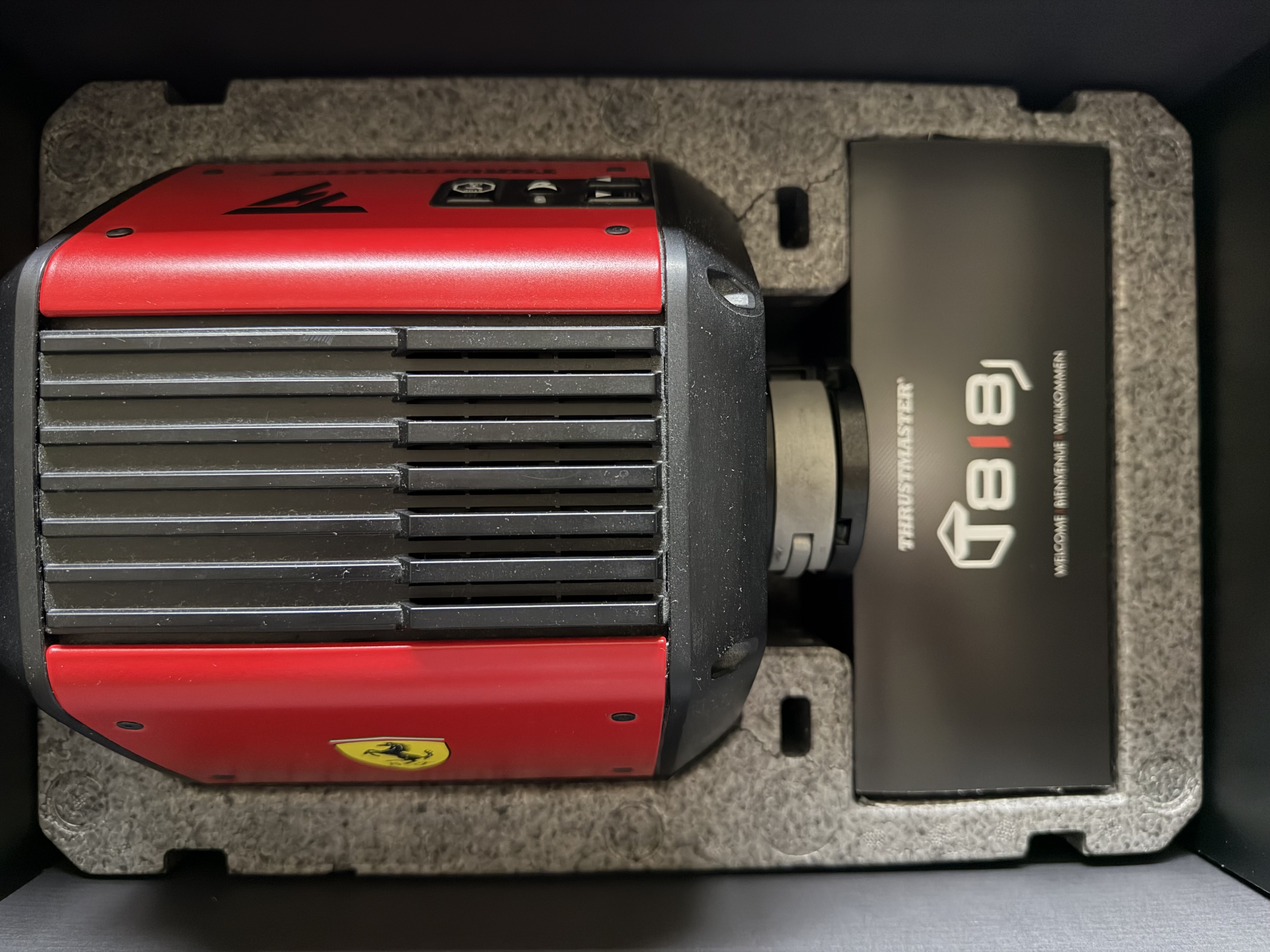 Thrustmaster T818 Ferrari  SF1000 Simulator und 2 weitere Wheels