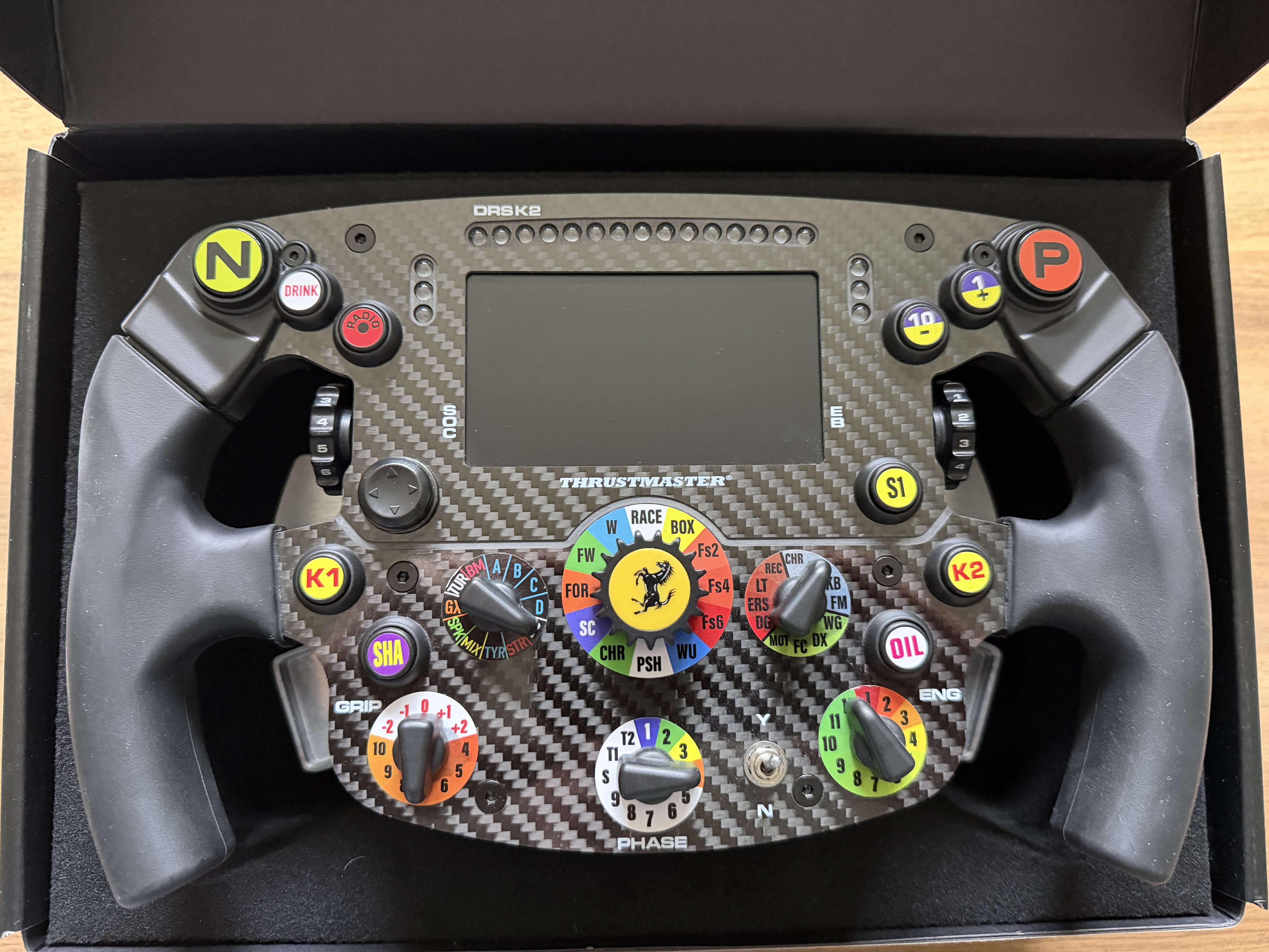 Thrustmaster T818 Ferrari  SF1000 Simulator und 2 weitere Wheels