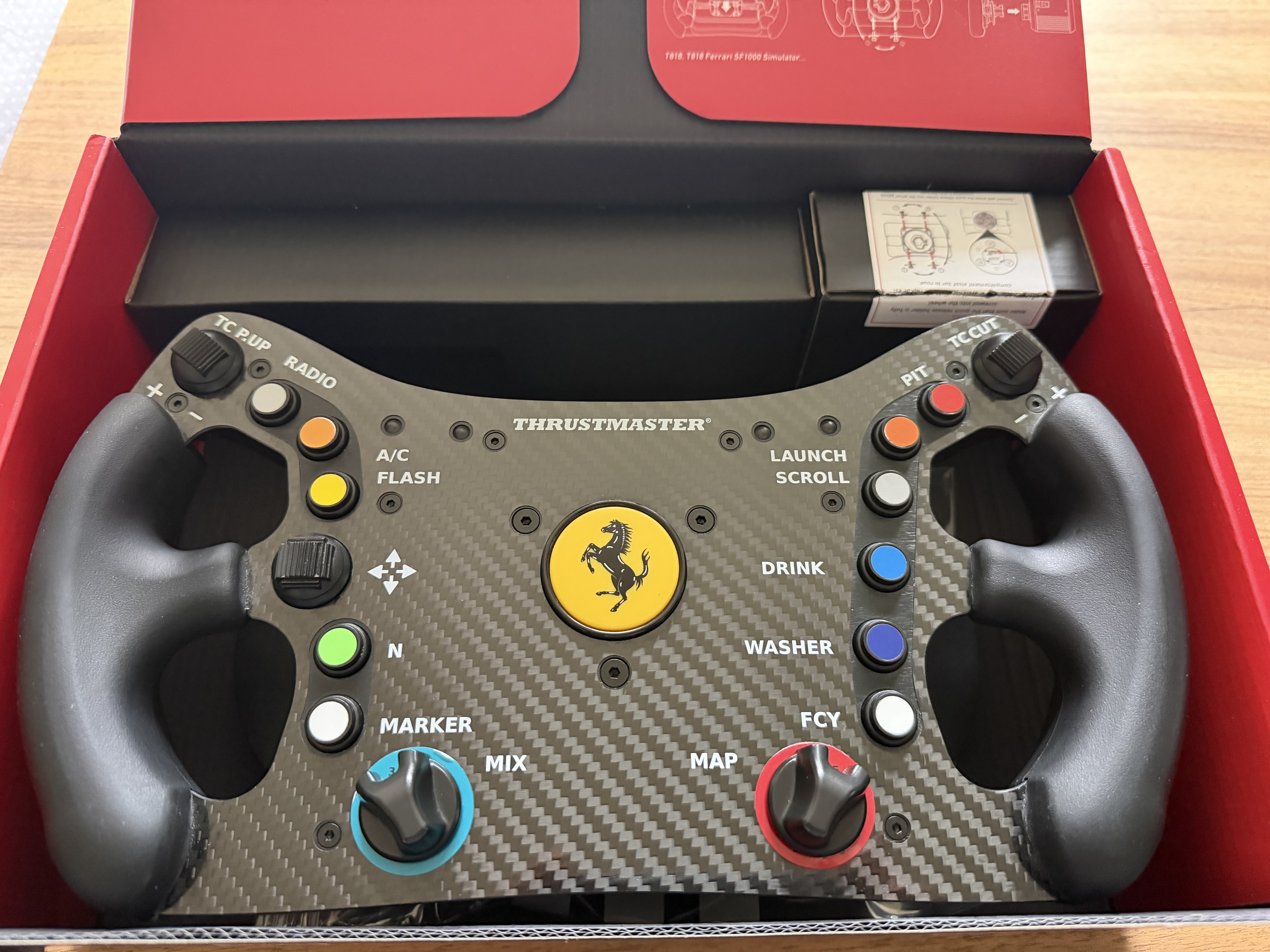 Thrustmaster T818 Ferrari  SF1000 Simulator und 2 weitere Wheels