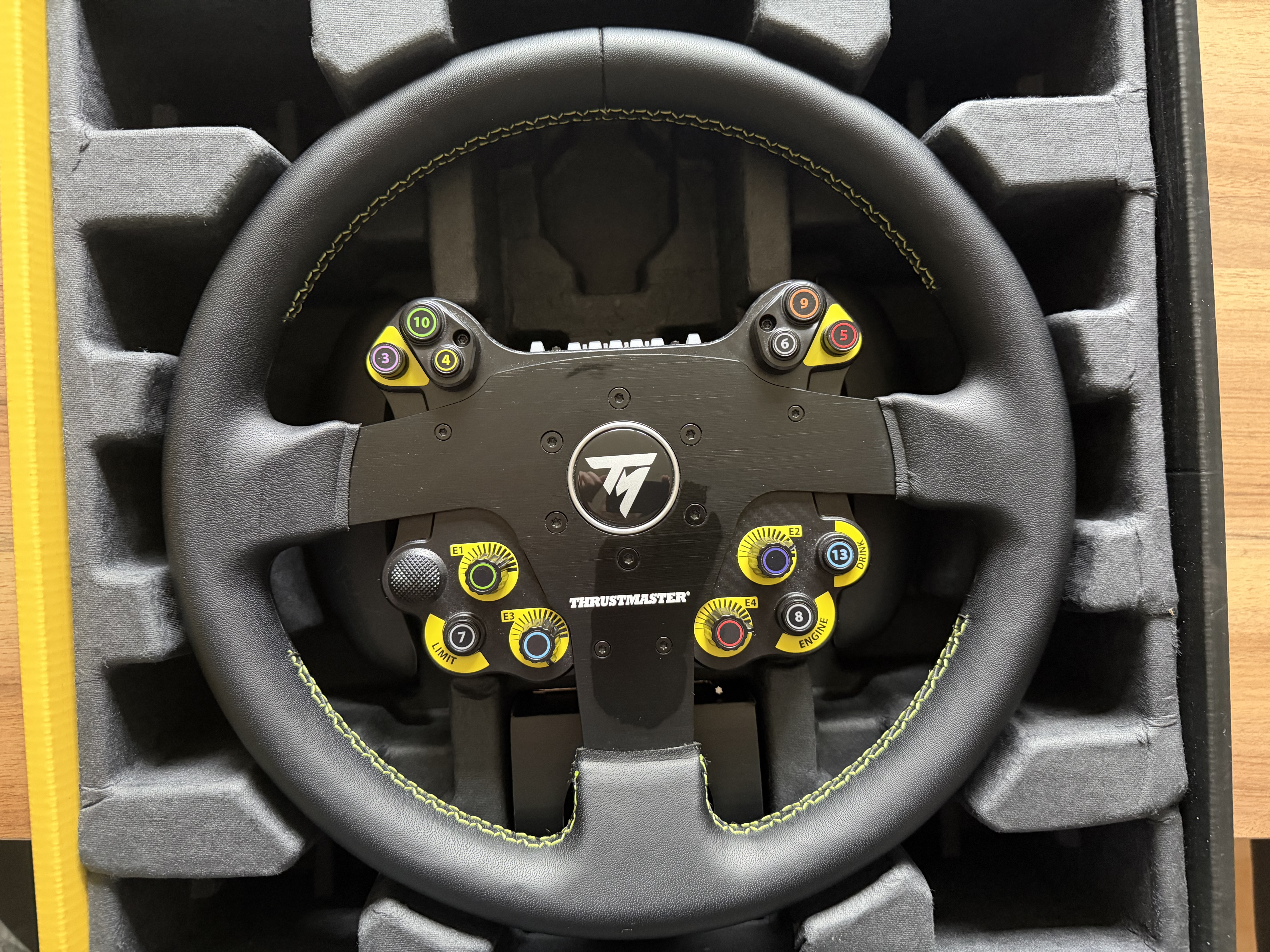 Thrustmaster T818 Ferrari  SF1000 Simulator und 2 weitere Wheels