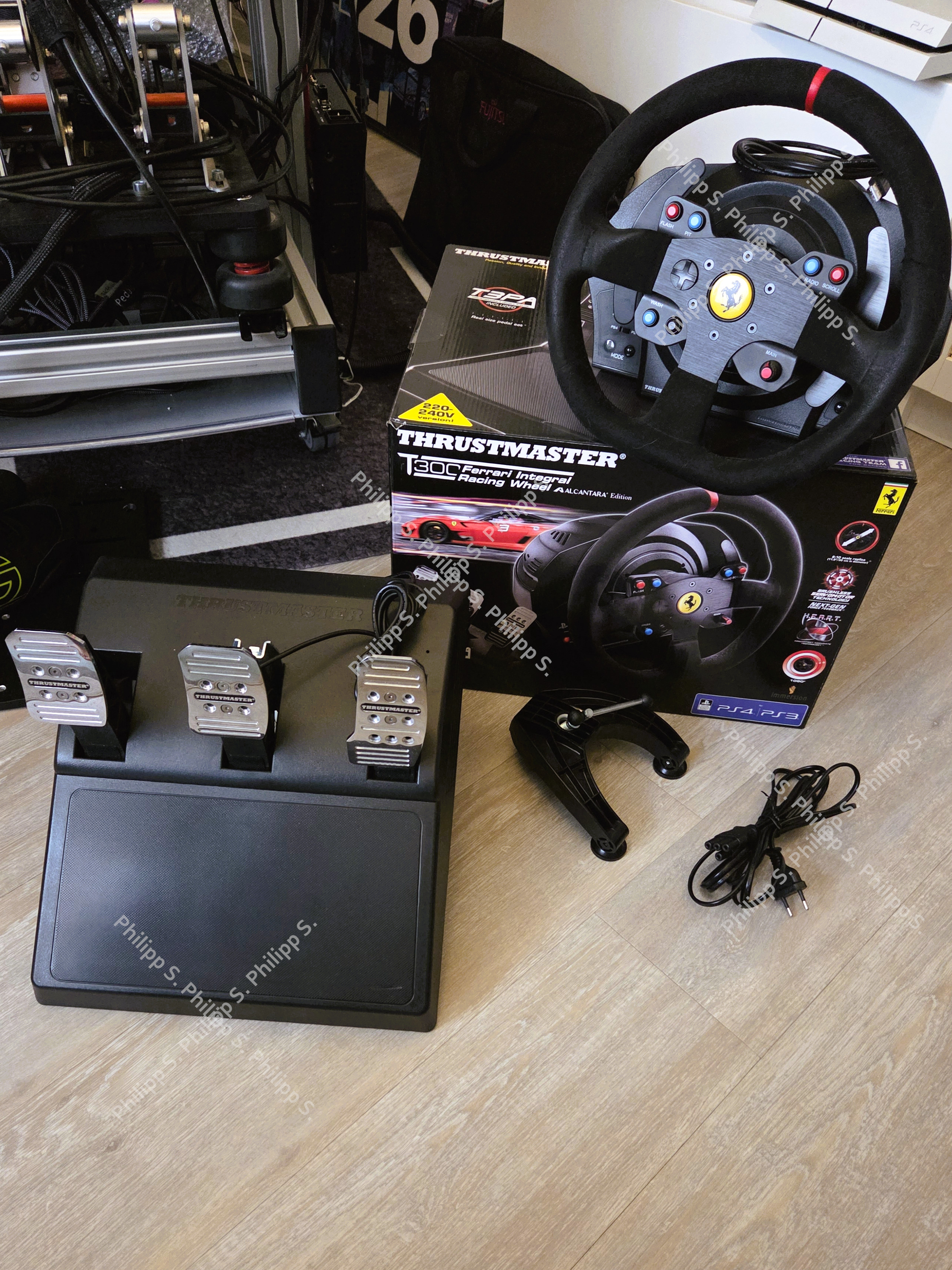 Thrustmaster T300 Ferrari Integral Racing Wheel Alcantara Edition inkl. T3PA 3-Pedal-Set